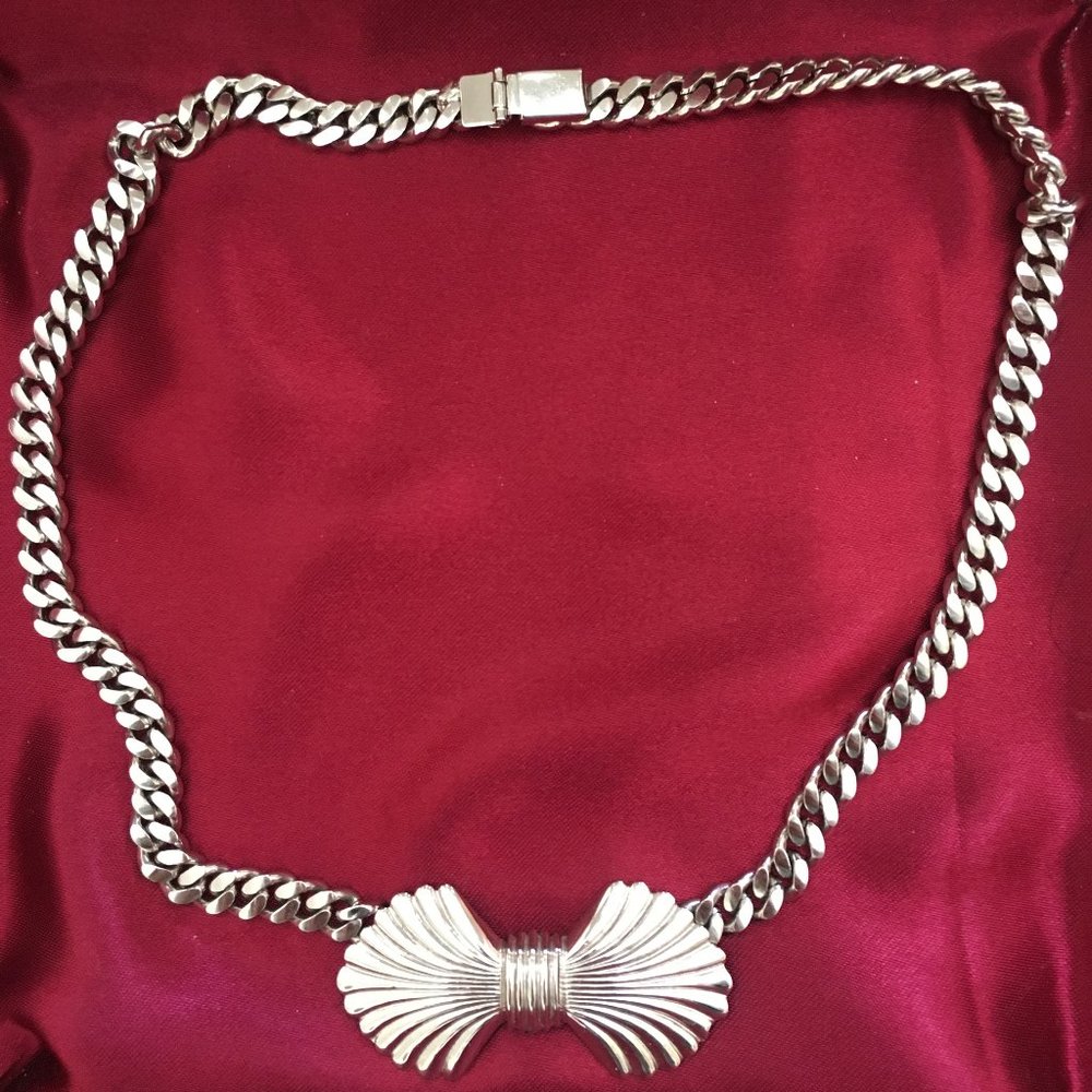 Beautiful Bow Sliver Necklace